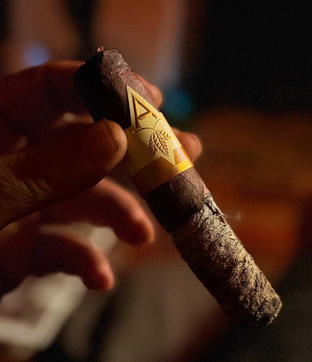 Warm breeze, rich aroma, endless relaxation. Spring was made for the Artista Harvest. 🍂🔥

Pic by @ yxtobak

#ArtistaCigars #ArtistaHarvest