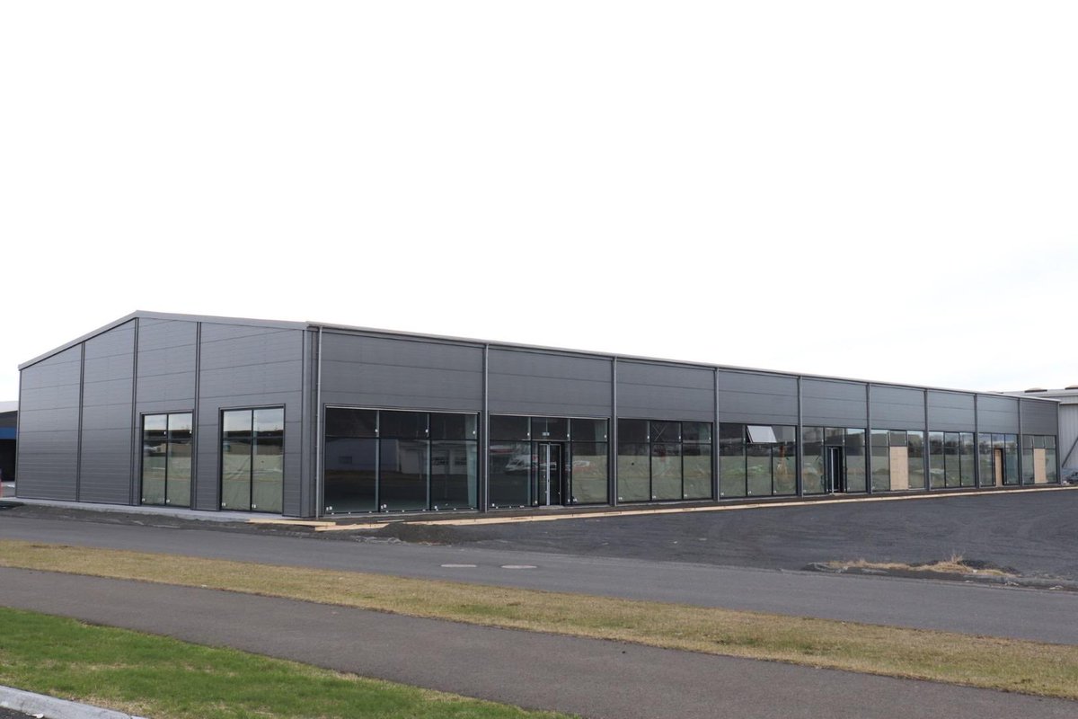 Það er svo innilega tragikómískt (en samt aðallega tragískt) að um leið og Selfoss fékk “nýjan” miðbæ að þá flytur öll þjónsta í svört gímöld utan við bæinn 😢

mbl.is/frettir/innlen…