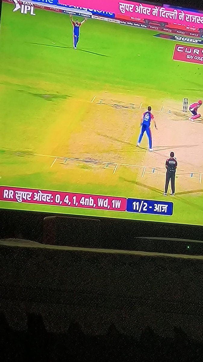 ChirayuWriter's tweet photo. "Big blunder in the broadcast! After the 4nb, it wasn't a wide — it was a RUN-OUT, followed by another WICKET!
The graphic shows: 0, 4, 1, 4nb, Wd, 1W
Actual should be: 0, 4, 1, 4nb, RO, 1W
#IPL #SuperOverDrama #BroadcastError
#jiohotstar
#IPL2025 
#RRvsDC https://t.co/Vr6FqKFSgq