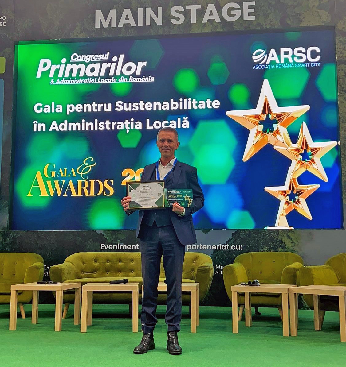 BeamForAll's tweet photo. Beam Global is honored to receive the Award for Innovation in Sustainable Infrastructure at the 2025 Congress of Mayors and Local Administration of Romania! Thank you to everyone involved in organizing the amazing event.

We were recognized for our advanced, off-grid EV charging solutions, driving clean mobility and energy efficiency worldwide. 

Our CEO, @DesmondWheatley also presented to 100+ mayors, ministers, and CEOs, and participated in televised interviews reaching a broad European audience.

#BeamGlobal #Award #Innovation #Sustainability #EVCharging #Electrification #CleanEnergy #CongresulPrimarilor #ROMEXPO