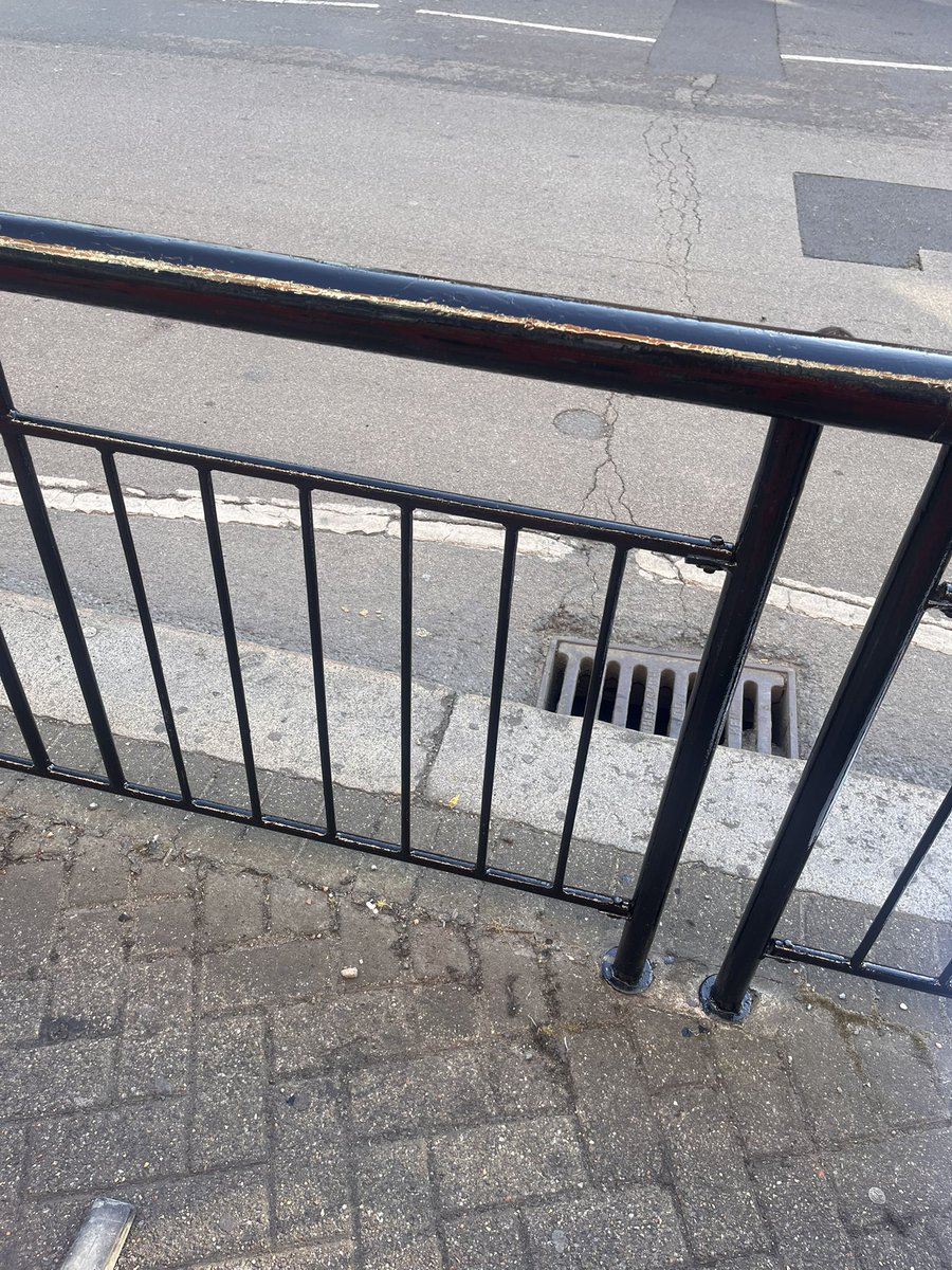 Hey #Tooting! We’re fixing the railings and repainting them. 
Black then Green!
#WandsworthLabour