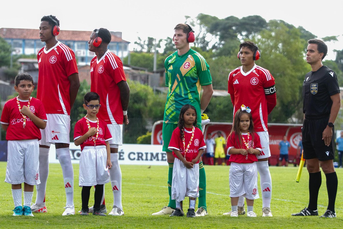 Celeiro_Ases's tweet photo. Em uma ação de conscientização promovida pela Diretoria Feminina e de Inclusão do Internacional, na partida desta tarde, os jogadores entraram em campo acompanhados por crianças autistas. A mesma ação será realizada no sábado (26), no jogo entre Inter x Juventude, no Beira-Rio. https://t.co/ltVOrzmc9C