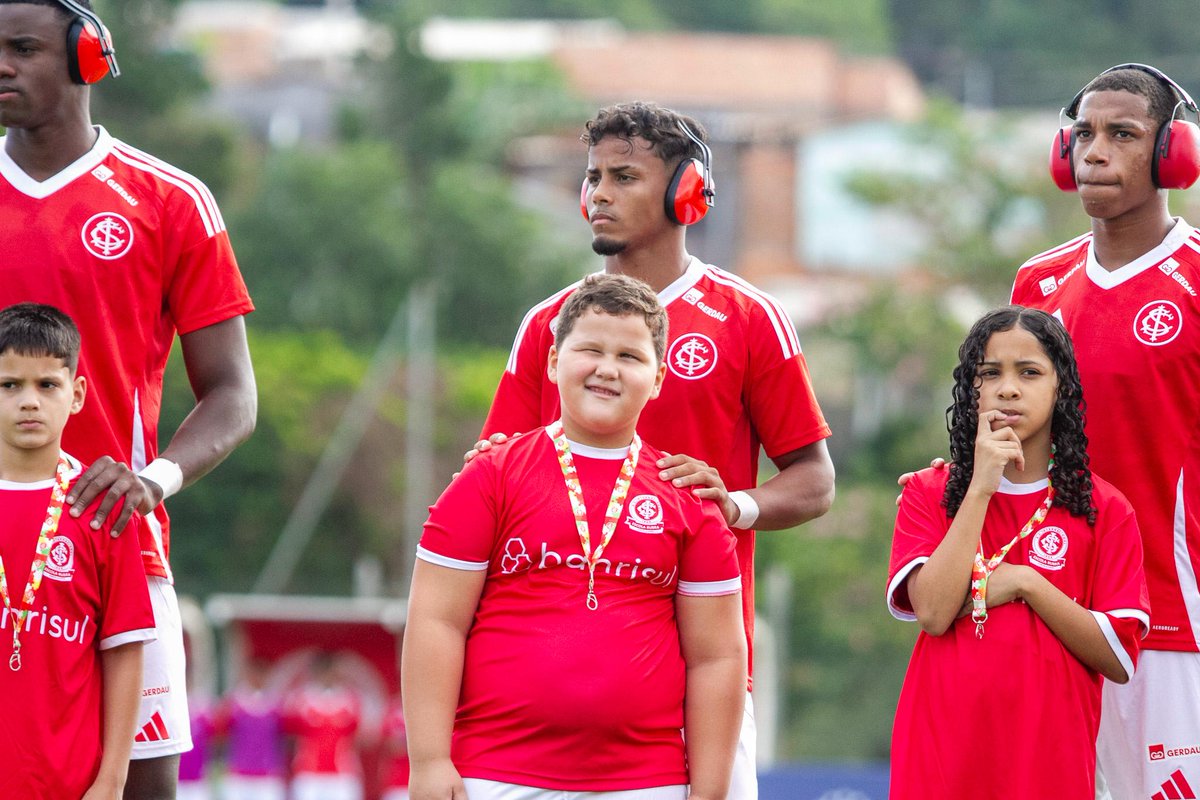 Celeiro_Ases's tweet photo. Em uma ação de conscientização promovida pela Diretoria Feminina e de Inclusão do Internacional, na partida desta tarde, os jogadores entraram em campo acompanhados por crianças autistas. A mesma ação será realizada no sábado (26), no jogo entre Inter x Juventude, no Beira-Rio. https://t.co/ltVOrzmc9C