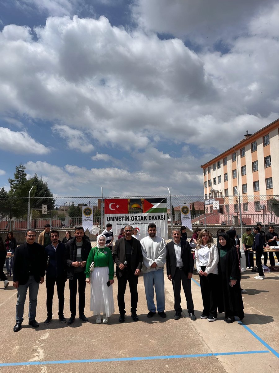 Öğrenci , öğretmen ve velilerimizle “Yardımlaşma” değeri çerçevesinde “Gazze’ye destek" amacıyla kermes düzenledik. 
Etkinlikte dayanışmanın ve yardımlaşmanın güzelliğini yaşadık.
<a href="/tcmeb/">Millî Eğitim Bakanlığı</a> 
<a href="/Yusuf__Tekin/">Yusuf Tekin</a> 
<a href="/tuncay_akkoyun/">Tuncay Akkoyun</a> 
<a href="/ali_eyyupkoca/">Ali Eyyupkoca</a> 
<a href="/kzltepekymkmlk/">kızıltepe kaymakamlk</a> 
<a href="/SuleymnAKIN/">Süleyman AKIN🇹🇷</a> 
<a href="/akadirgms/">Abdulkadir Gümüş</a>