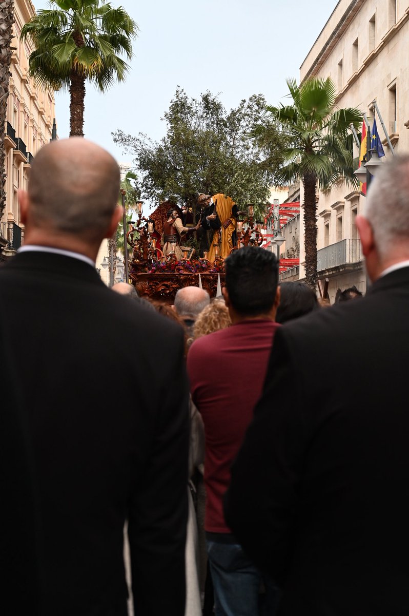 Nazareno_Huelva's tweet photo. A los sones de “El Amor de un Hijo, Dios en su Mirada y Cirineos de San Roque” transita el Señor del Prendimiento por la Gran Vía.

#LaMúsicaDelSeñorDeHuelva
@Prendimiento_H https://t.co/6bavqM9jA4