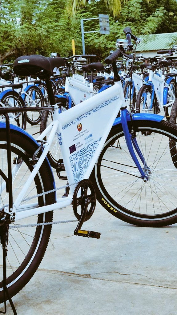 UNICEF_Moz's tweet photo. Students at Inharongué School (Sofala) received new bicycles through the #BicyclesForEducation initiative, a partnership between @EUinMoz, UNICEF, @Mozambikes &amp; Mozambican Government, to reduce transportation barriers &amp; encouraging students, especially girls, to stay in school. https://t.co/2h43FggPlu