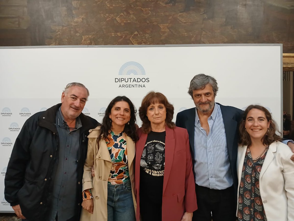 Hoy asumo como diputada nacional por el MST en el FIT Unidad y mi compromiso es el de siempre, con los que luché codo a codo en los cortes de ruta, en las tomas de fábrica, defendiendo la salud pública, con los heroicos jubilados. Con el puño en alto y la convicción intacta.