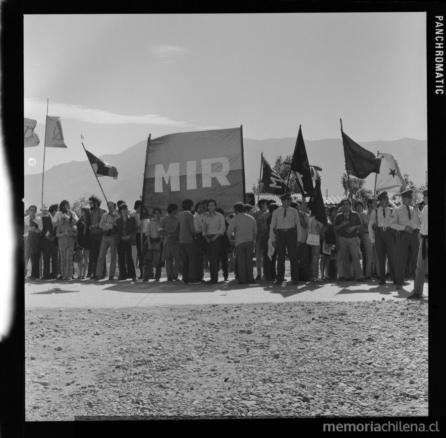 El PRONUNCIAMIENTO militar era necesario? juzgue Ud.

*ALLENDE, socialista extremista, VIOLÓ contumazmente la constitución, q promovió diversos ilícitos bajo su gobierno, q mantuvo al pueblo con hambre y pretendió instalar una dictadura marxista coadyuvado por URSS, CUBA etc.