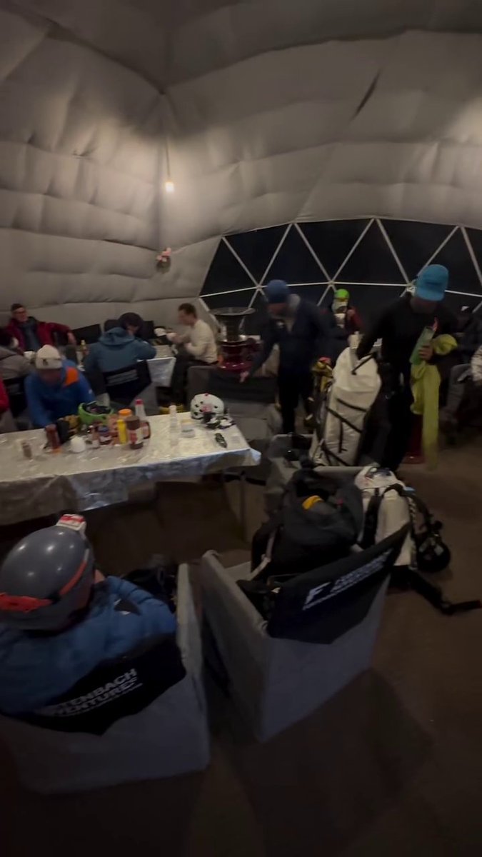 Doișpe jumate noaptea, nimeni nu doarme, se ascultă Garbage, se bea bere &amp; rom, se leagă prietenii. Cele mai frumoase prietenii.
Astea sunt cele mai frumoase nopți în Tabăra de Bază a Everestului.