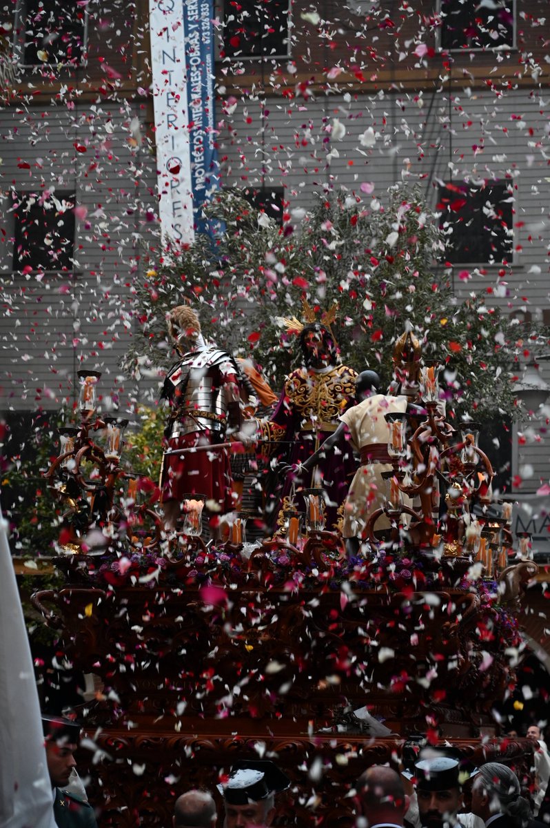 Nazareno_Huelva's tweet photo. A sones de “Compasión” hace su salida de Carrera Oficial el Señor del Prendimiento.

#LaMusicaDelSeñorDeHuelva
@Prendimiento_H https://t.co/NUiyRBu3F4