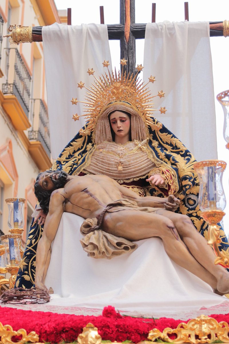 HdadBaratillo's tweet photo. Tu hijo muerto en tus brazos
Llevas tu pena y su lamento
Y por eso sé que tu pesar
Es llorar en silencio
Para no quererlo despertar
De ese plácido sueño

#AzulBaratillo
#SSantaSevilla25 https://t.co/YiyEJKh6Tq