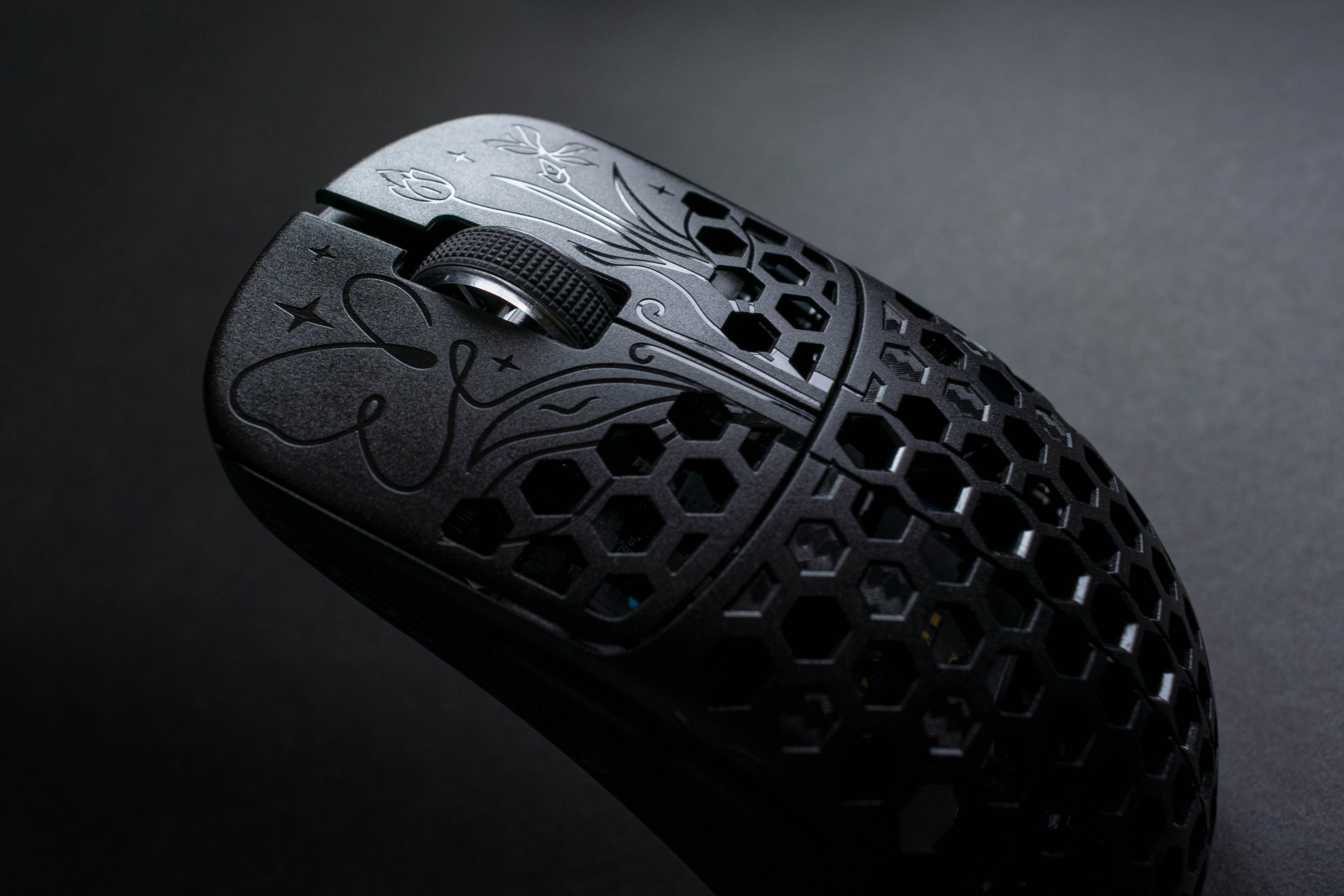 マウス・トラックボール UniuS Black Lotus BLACK LOTUS-39g Carbon Fiber 8K Wireless Gaming Mouse