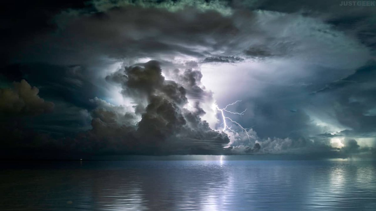 CerfiaFR's tweet image. 🇫🇷🌧️☁️ FLASH | La tempête Hans va s'abattre dans le ciel francais : du vent, de la neige et d'importantes pluies sont prévues. L'équivalent d'un mois de pluie février devrait tomber à l'Est, et les prochains jours devraient être gris en France.