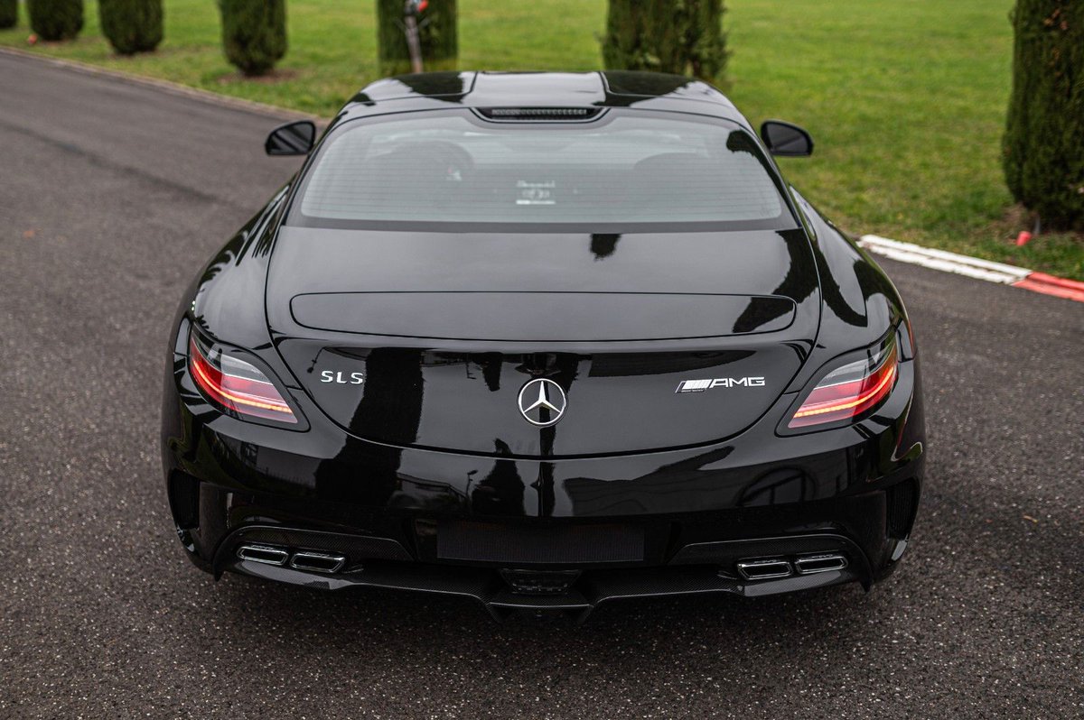 Earlsimxx's tweet photo. A powerhouse: SLS AMG Black Series https://t.co/wEvpWTJ4z7