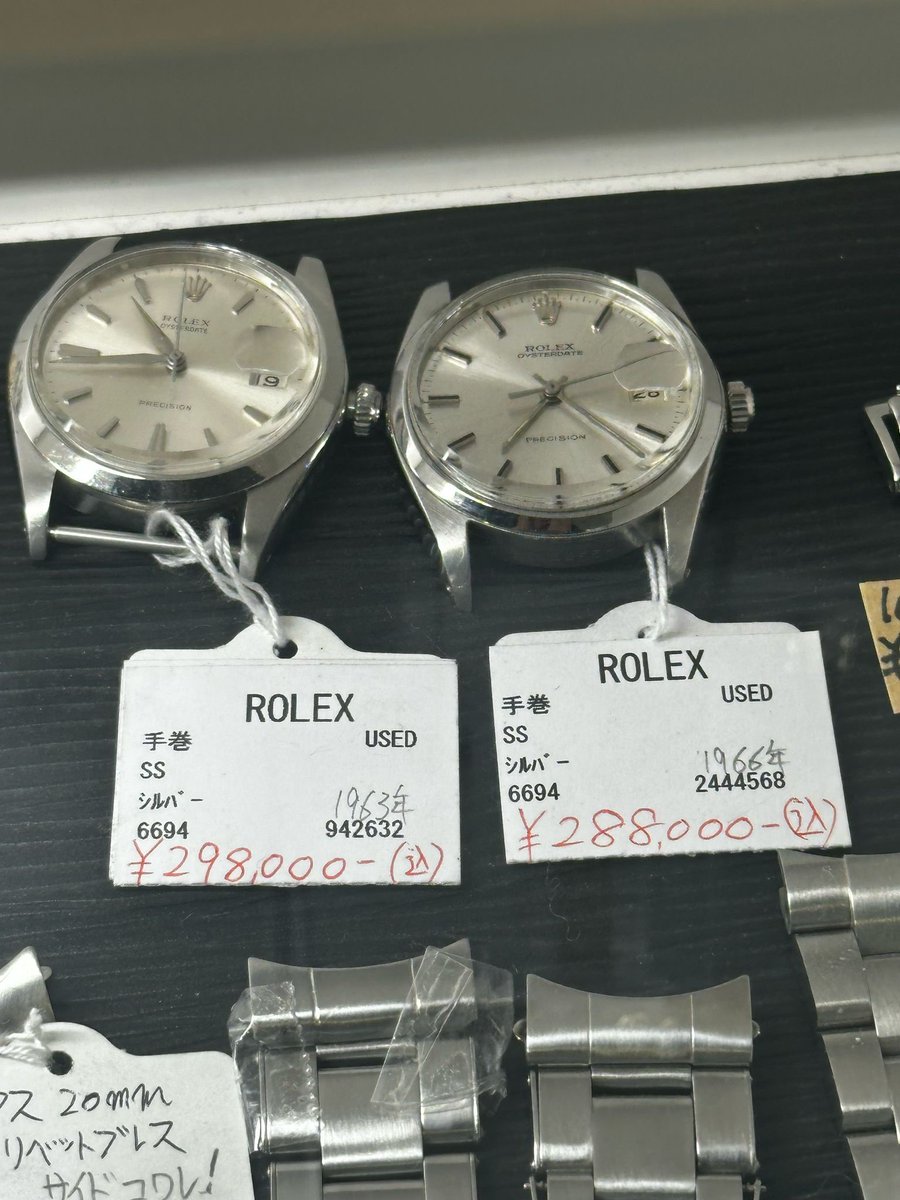rroseselavy11's tweet photo. “Dünyada en ucuz Rolex’i nereden alırım?”sorusuna cevap paylaşımımdır. Vintage ve daha ziyade uygun Rolex almak isteyen dostlarım için naçizane bir tavsiye olarak Tokyo, Nakano Broadway 3F’de yani üst katta IPUUKISHI adlı dükkana uğramanızı tavsiye ederim. Ekteki fotoğraflar, geçtiğimiz ay çektiğim bana ait fotoğraflardır. 50.000-70.000₺ bandında oldukça uyguna vintage kurmalı ve temiz modeller bulabilirsiniz. Türkiye’de benzer saatlerin 120-130.000₺ bandında, dünyada ise 70.000-90.000 bandında bulabileceğinizi eklemek isterim. 

Sevgilerimle.🙌