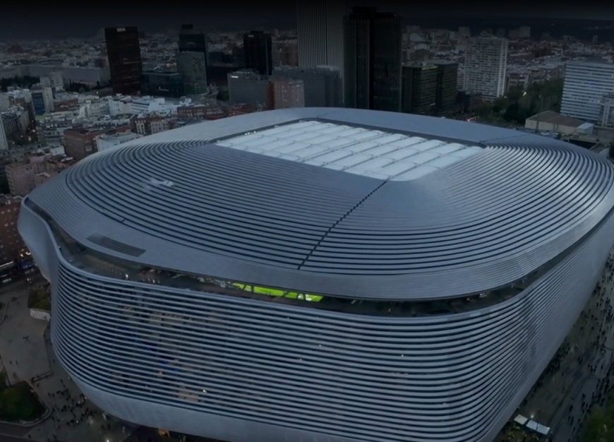 futbolarena's tweet photo. Bernabeu Stadı'nda çatı kapandı. https://t.co/fvJpO6TPgl