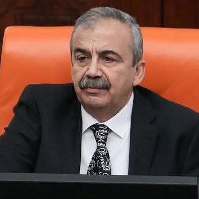 TNERUNAL's tweet image. VATAN HAİNİ NANKÖRLERE SESLENİYORUZ!
Sıtkı Süreyya Önder "Hiç bir hayrını görmediği" Cumhuriyet sayesinde 5 Dönem milletvekili oldu, Meclisi yönetti. Devletin her imkanından imtiyazlı bir şekilde faydalandı.
Sıtkı Süreyya Önder Türkiye Cumhuriyetinin en iyi hastanelerinin…