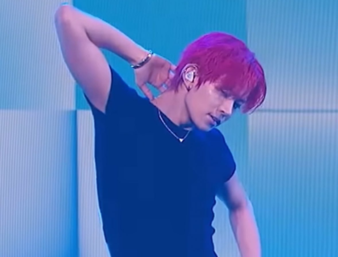 lhslovespace's tweet photo. loose heeseung in that fitted shirt.. i love it https://t.co/fgvOZHmnAM