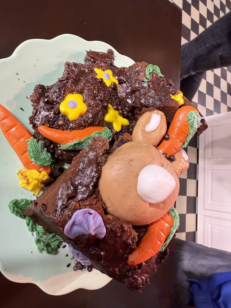 Der perfekte #SchleFaZ-Dünnschisskuchen!  #PromiBacken <a href="/sat1/">SAT.1</a> <a href="/JoynDeutschland/">Joyn</a> 
Eigentlich hatte ich noch erzählt, dass der Hase beim Buddeln leider auf eine alte Weltkriegsbombe gestoßen ist... aber das wurde rausgeschnitten, damit die Kinder vor dem Fernseher nicht weinen!