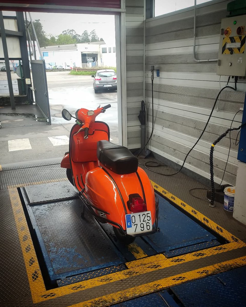 Hoy la abuela pasó su última ITV. Creo recordar que siempre las superó a la primera. Le tocaría volver a pasarla en el 2029, pero como vehículo histórico con más de 60 años, estará exenta. #Vespa #Sprint #GS 🙂