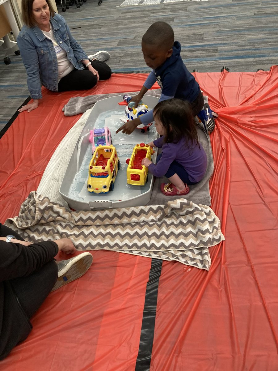 BirthToThree203's tweet image. Part 2 of sensory play night! #elevate203 @Naperville203