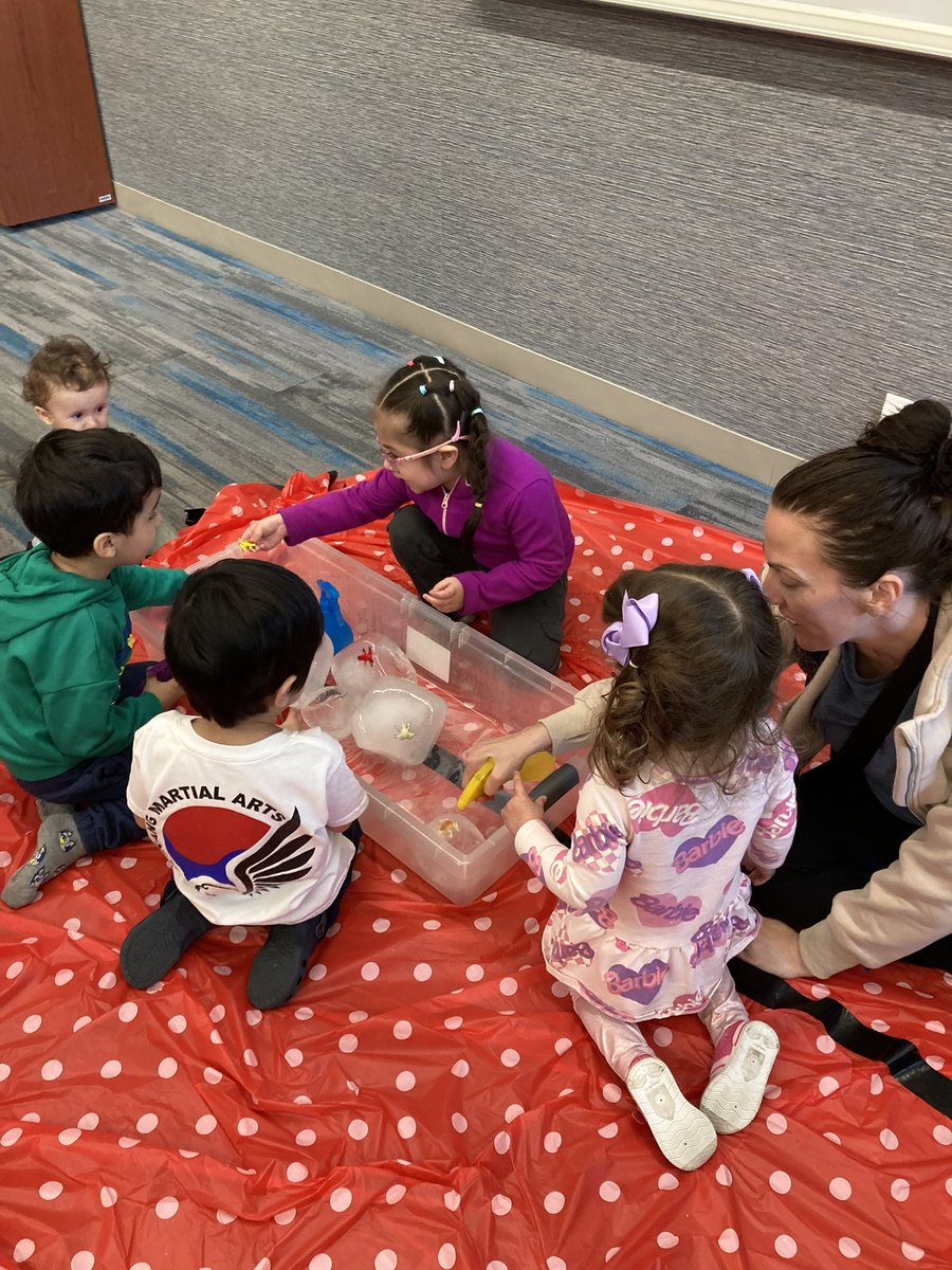 BirthToThree203's tweet image. Part 2 of sensory play night! #elevate203 @Naperville203