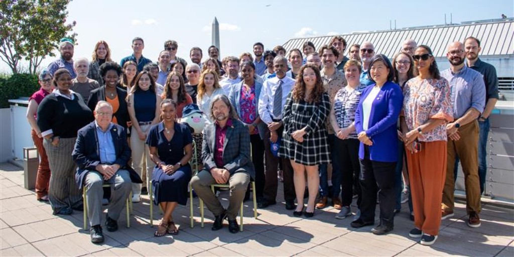 SPSNational's tweet image. 🗣️ SPS Chapters, rally your members! 2025 Council Elections are OPEN (Apr 15 - May 15). Discuss & decide on your chapter's ONE vote for your Zone's AZC/ZC + the SPS President. Learn about candidates & find voting info: bit.ly/4isKHLG
#Physics #STEM #SigmaPiSigma