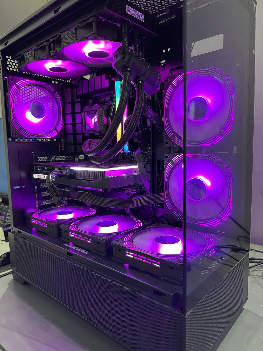 Miren la bebeta ya armada que vamos a estar sorteando con Takenos.

Una pc que corre cs2 valorant a +400fps

Juegos triple A

Mucha suerte a todos abajo dejo el link del sorteo❤️