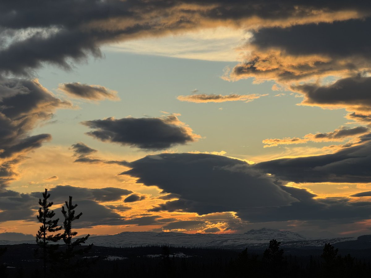 HCHolmberg1's tweet image. ”Sunset Sky” in Western Jämtland, Sweden - April 16, 2025, approx. 8:30 PM