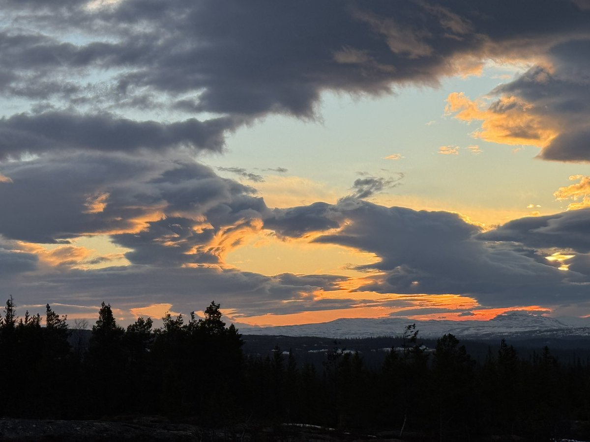 HCHolmberg1's tweet image. ”Sunset Sky” in Western Jämtland, Sweden - April 16, 2025, approx. 8:30 PM