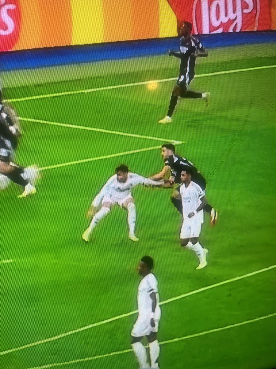 BendikEriksen's tweet image. VAR er inne og finner en holding som helt sikkert er straffe etter håndboken, men som kanskje dømmes på i 1/100 tilfeller. Så brennes straffen. Og etterpå får TV-seerne se et klipp dommeren aldri fikk servert på skjermen, nemlig at Merino holdt Asencio først. Parodi.