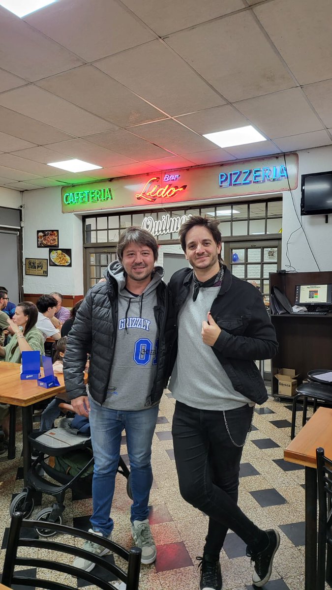 tiagogalindez's tweet photo. Con mi hermanito @LeidiJulio celebrando los 44 años de  nuestro templo en zona sur de Rosario. 
Por mil años más #BarLido! 🍕🍻🎂✨🎊 https://t.co/4R490Hm3Oz