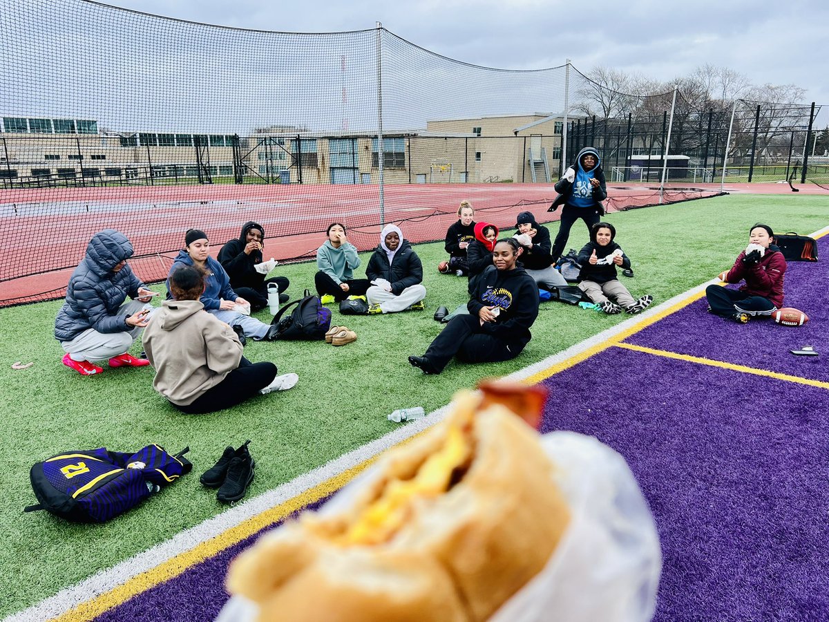 Can not ask for a better team 🙌🏽 one of our players brought everyone breakfast sandwich’s for this mornings practice 💕#EastFlag🏈 <a href="/GoEastEagles/">GoEastEagles</a>
