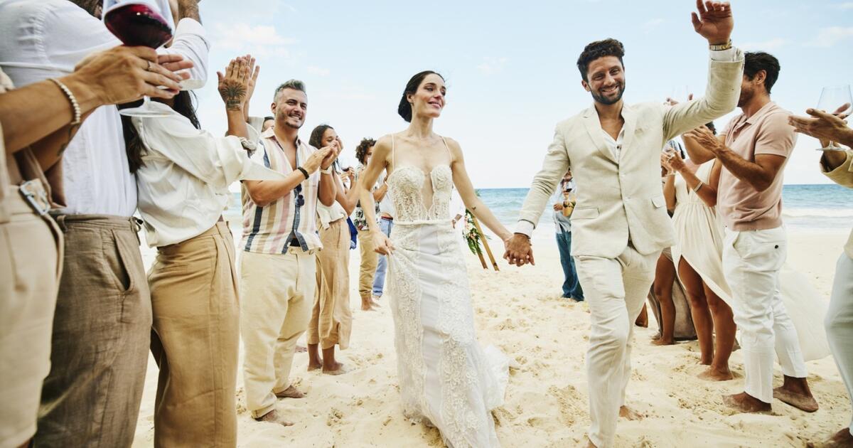 💍✈️ ¡BODAS DE ENSUEÑO EN DESTINOS ÚNICOS! La última tendencia nupcial: celebrar en lugares remotos y llenos de magia. ¿Playa privada, castillo medieval o jungla exótica? 🌴🏰 #WeddingDestinations trib.al/0zKLccg