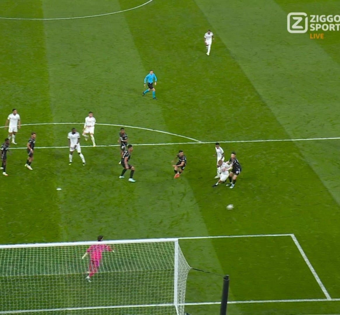 MadridFilmz's tweet photo. @FabrizioRomano One is a penalty, another isn't 👍🏻👍🏻 https://t.co/ncebsVqXae