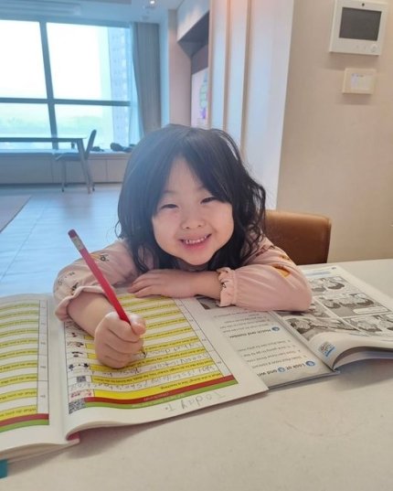 tang__kira's tweet photo. Ha Songyi (anak Byul dan Haha) lagi ngerjain peer

https://t.co/RXOY0pTVYM https://t.co/50tcH4tPcx