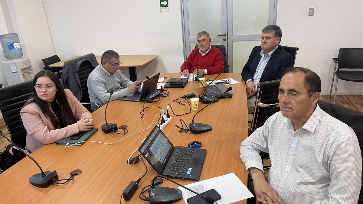 En Comisión de Educación, el Seremi César Riquelme presentó:
•Reducción del 8.3% en inasistencia grave (8.000 estudiantes)
•Inversión en infraestructura: $7.600 millones
•20 proyectos (15 rurales-5 urbanos)
•$3.600 millones aportados por el GORE
#ReactivaciónEducativa