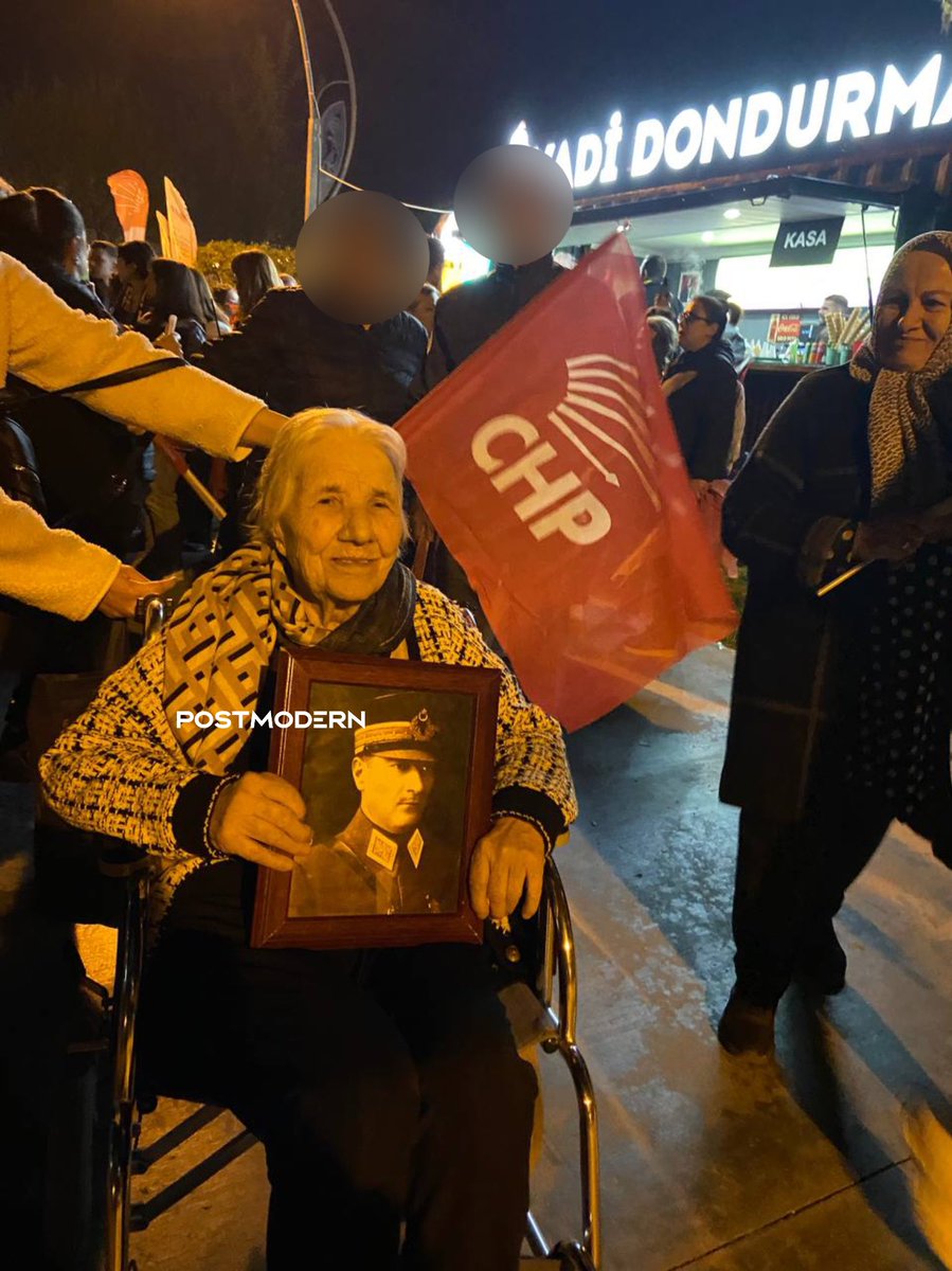 Atatürk portresi taşıyan teyzemiz ve ona tebessümle bakan bir başka teyzemiz 🫠 | 22:40, Beylikdüzü