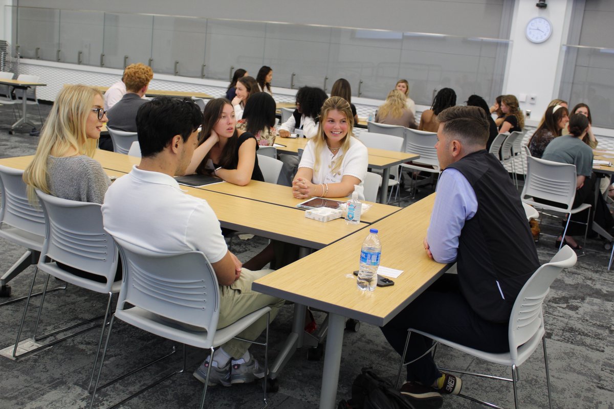 Last week, CofC Pre Health hosted HealthConnect 2025! Thank you to our alumni for attending and making this event possible and our students for coming to learn about the healthcare fields!