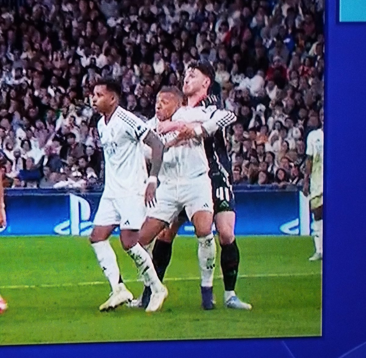 Lo de Asencio es penalti, pero si Odegaard agarra a Asencio y Declan Dice a Mbappé no.

ESCÁNDALO MUNDIAL, ROBO Y ATRACO A MANO ARMADA DE LA
<a href="/UEFA/">UEFA</a> <a href="/UEFAcom_es/">UEFA.com en español</a> DE CEFERÍN EN EL BERNABÉU. #ChampionsLeague
