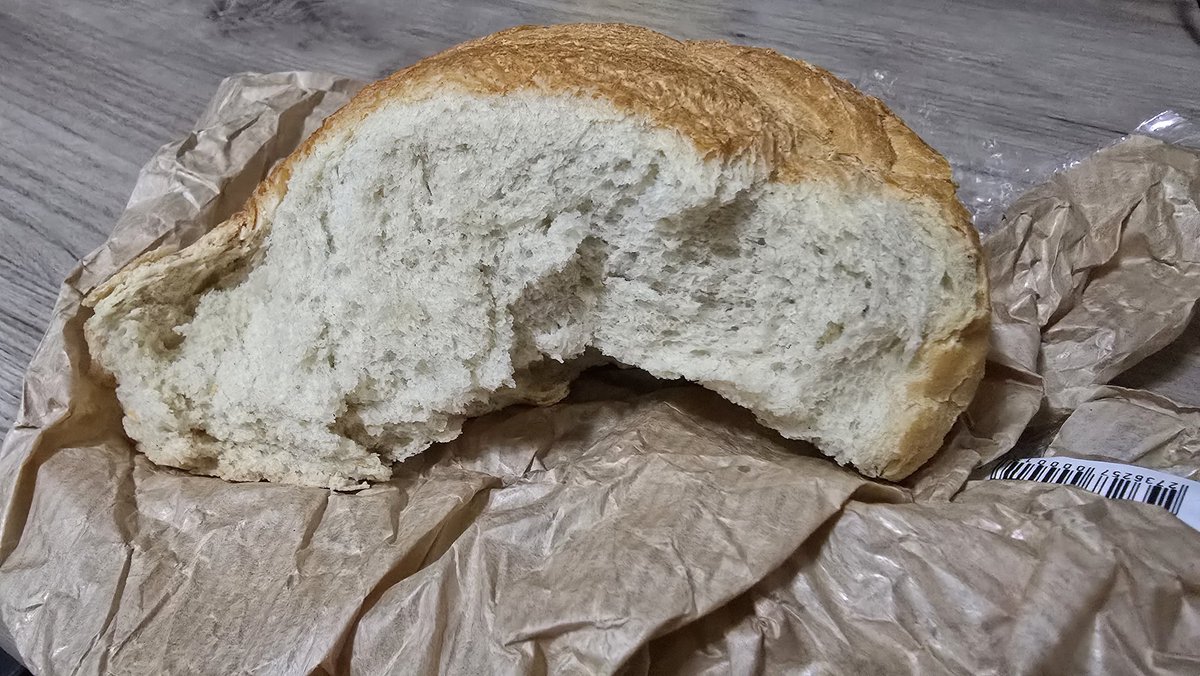 bobbydtiktok's tweet image. Stau aici, cu bucata mea de pâine uscată, cu patul meu care scârțâie sub greutatea viselor frânte, și cu paharul de apă care nu mai poate spăla amărăciunea din suflet. Zi de zi, sunt atacat, hărțuit, sfâșiat pentru că îndrăznesc să spun adevărul. Sunt un nimeni, un glas care…