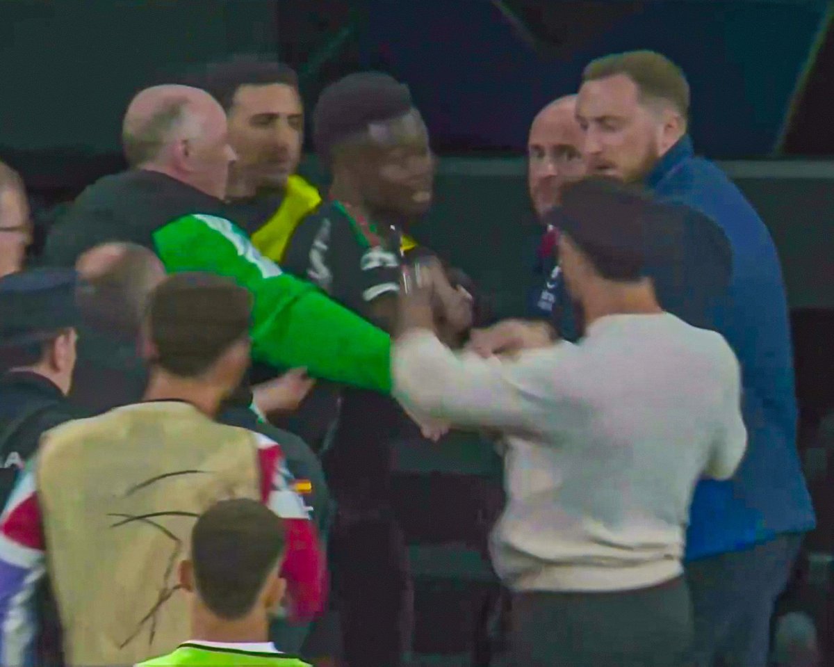 Football__Tweet's tweet image. Dani Carvajal getting into it with Bukayo Saka at half time. 🍿