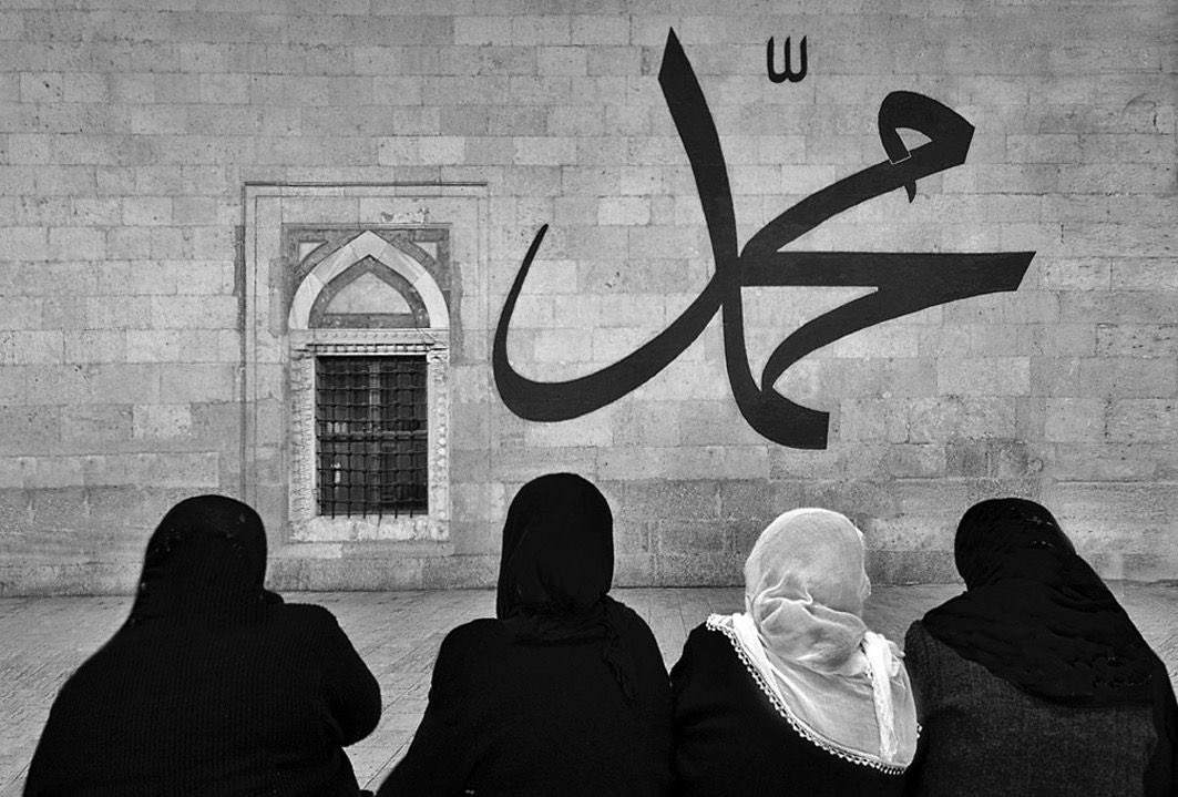 Hadis-i Şerif;

Allah için ahiret kardeşliği yapan, ahirette öz kardeşinden daha faydalı yardımları ahiret kardeşinden görür.
Allahü Teâlâ ahiret kardeşini çok seveni, o nispetle çok sever.

Arayanınız, soranınız, sırtınızı güvenerek dayayabileceğiniz hakiki, din ve dünya