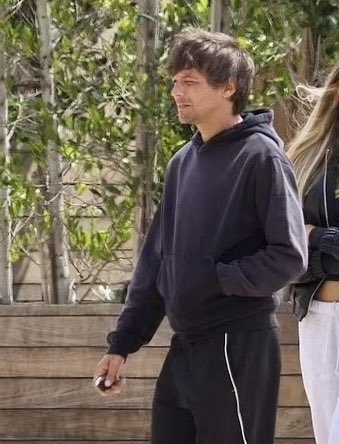 louistflorals's tweet photo. for some reason him holding the car keys is hot https://t.co/KnO7GHasFb