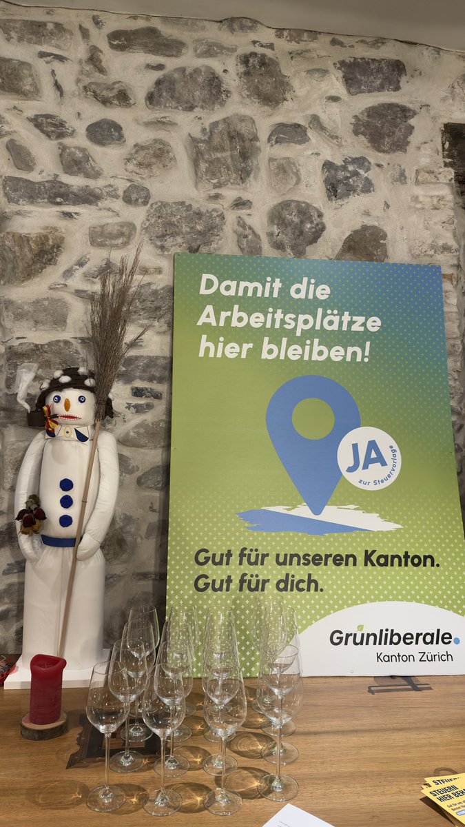 Heute Abend an der Mitgliederversammlung der #GLP Bezirk #Meilen - zusammen mit der Parteileitung der <a href="/glpzh/">Grünliberale Kanton Zürich</a>.
Wir setzen uns gemeinsam mit dem #Böögg für einen innovativen und attraktiven Kanton #Zürich ein. Deshalb sagen wir am 18. Mai JA zur #Steuervorlage!
#Grünliberale