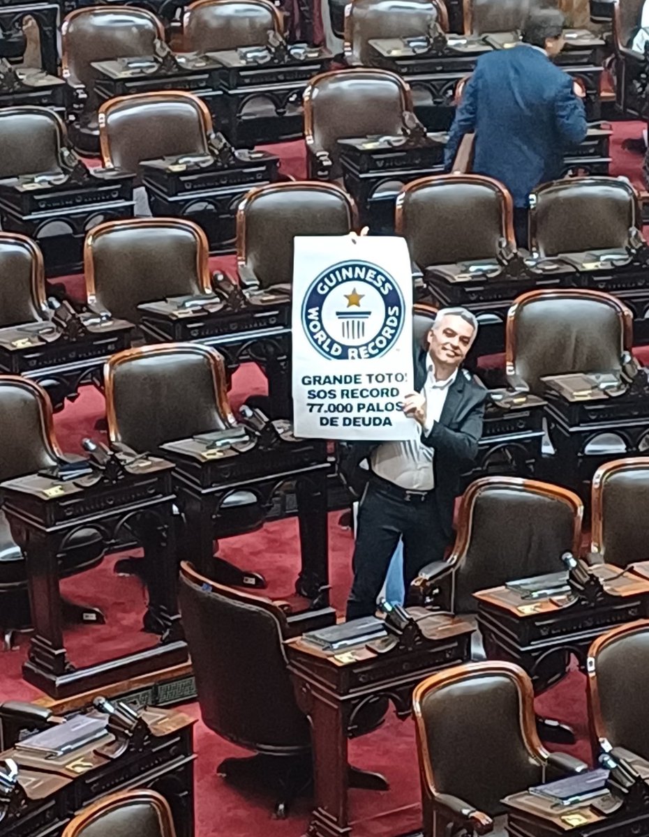 Este Sr. q votaron como diputado de Sta Fe no se cansa de hacer PELOTUDECES!! Que aportó hasta ahora? Se saca fotos carteles, banderas, parece un chico pero NOS CUESTA CARO!! No les parece <a href="/maxipullaro/">Maximiliano Pullaro</a> <a href="/AmelieGranata/">Amalia Granata 💙💙</a> <a href="/pablojavkin/">Pablo Javkin</a> <a href="/JAleart/">Juan Pedro Aleart</a> . A lo mejor ahí se explica el desinterés