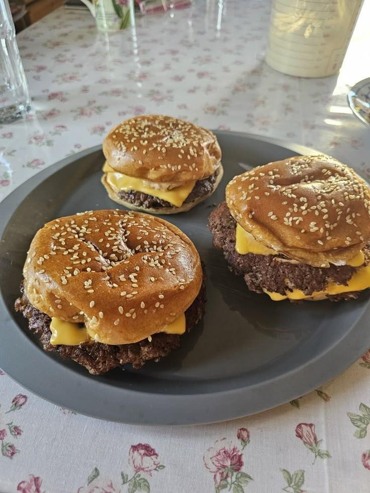 gamefamex's tweet photo. Classic smashburgers for dinner
👉 https://t.co/yaEStox73k
#ad #Smashburgers #DinnerDelight #BurgerLove #GrillMasters #FoodieFavorites #foodie #burgers #cooking #fastfood #trending #sandwiches #yum #foodpoll https://t.co/iC17ivg4Xo