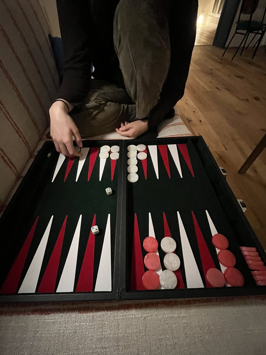 urfuturepm's tweet image. Backgammon con mi hermana (y ganarle): pura felicidad