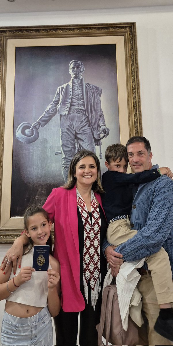 A partir de hoy Gulnor tiene pasaporte en donde consta su ciudadanía uruguaya. Más seguridad y el reconocimiento a los derechos en línea con la normativa internacional.