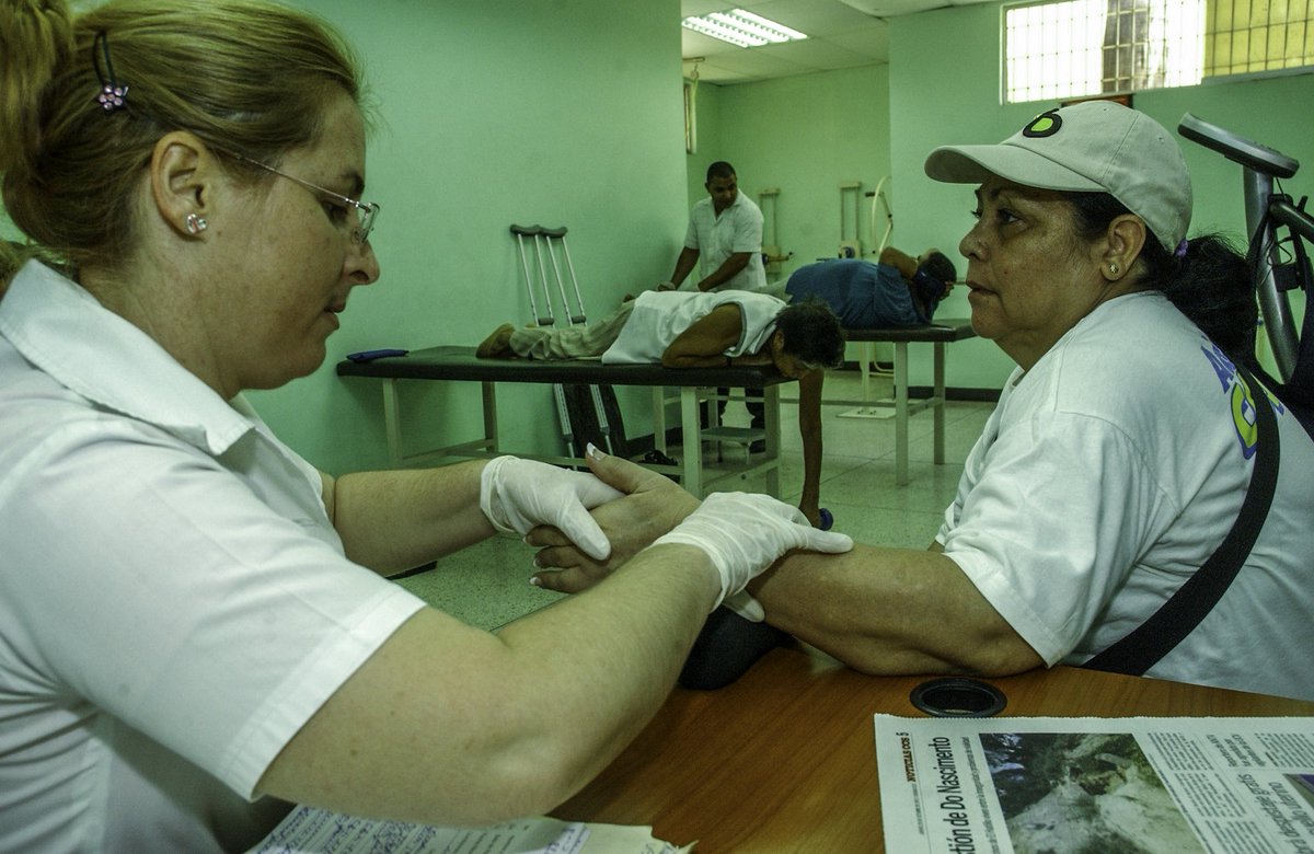 Feliz cumpleaños para la Misión Barrio Adentro, que nació por iniciativa de Fidel y Chávez el 16 de abril del 2003, y lleva a las brigadas médicas cubanas por cerros, llanos, ciudades y comunidades indígenas, con humanismo, solidaridad y profesionalidad. 

#AmorConAmorSePaga